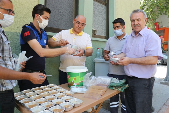 Pozantı Belediyesi vatandaşlara aşure ikram etti