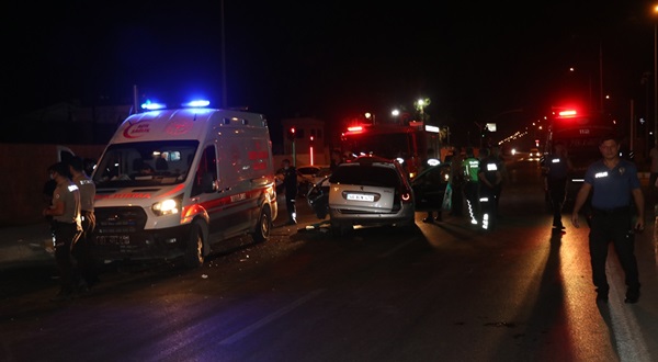 Adana'da otomobil ile minibüs çarpıştı: 1 ölü, 3 yaralı