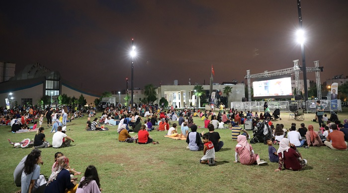 Yüreğirli çocuklar açık havada sinema keyfi yaşadı