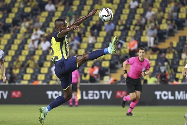 Fenerbahçe, Yunanistan'ın Olympiakos takımına 3-0 yenildi.