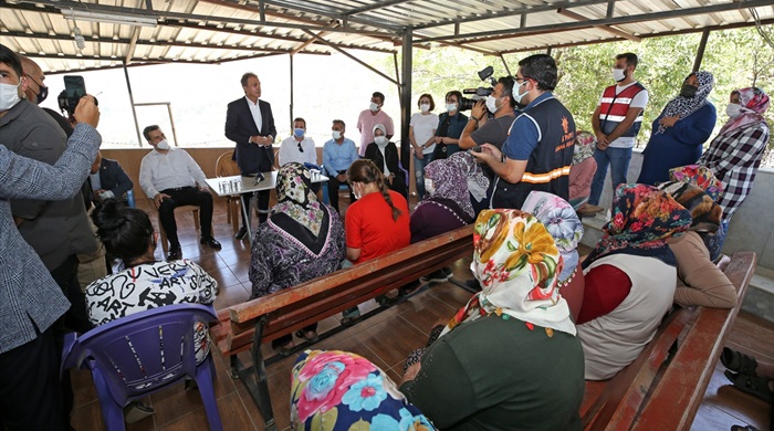 AK Parti'li Ömer Çelik, Adana'daki orman yangınından etkilenenlerle bir araya geldi: