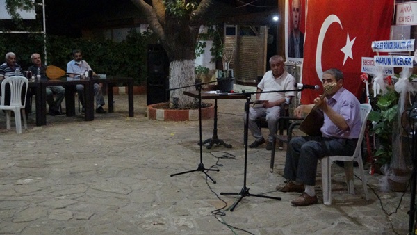 Halk ozanı aşıklar, saz ve sözleri ile vatan ve bayrak sevgisini anlattı