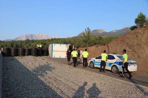 Adana'da kaçış rampası sonundaki beton bariyere çarpan kamyondaki 4 kişi öldü