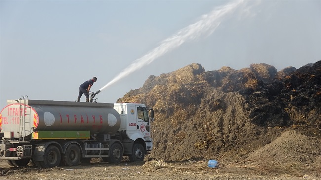 Adana'da mısır silajı balyalarının bulunduğu tarlada çıkan yangın kontrol altına alındı