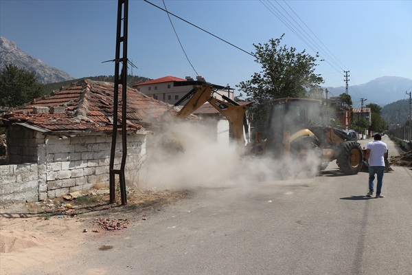 Pozantı'da metruk binaların yıkımı sürüyor