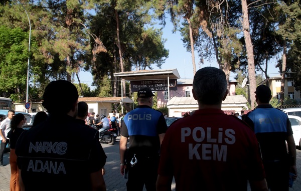 Adana'da polis okulların çevresinde denetim yaptı