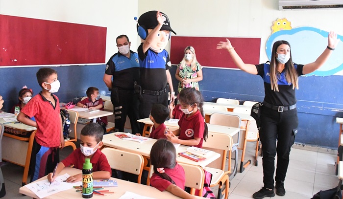 Adana'da polis, ihtiyaç sahibi öğrencilere kırtasiye malzemesi verdi