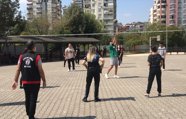 Adana'da polis, öğrencilerle voleybol oynayıp, okul çevrelerinde denetim yaptı