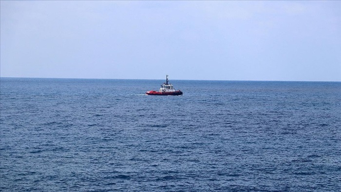 Hatay açıklarında Suriye kaynaklı petrol sızıntısına ilişkin temizlik çalışmaları sürüyor