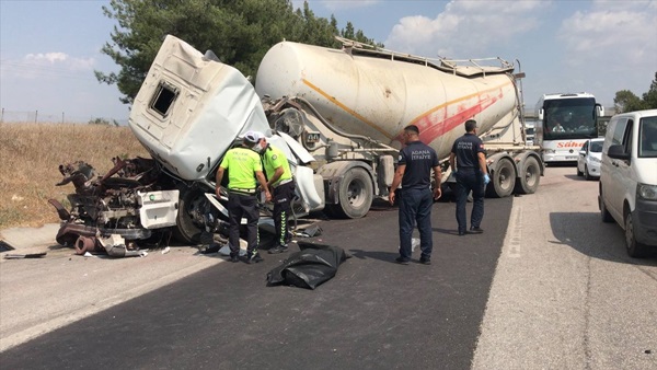 Adana'da 4 aracın karıştığı zincirleme trafik kazasında bir kişi öldü