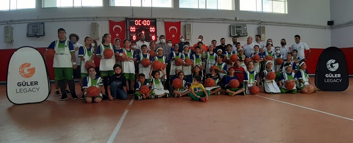 Tufanbeyli'de basketbol kursunda dereceye girenlere hediye verildi