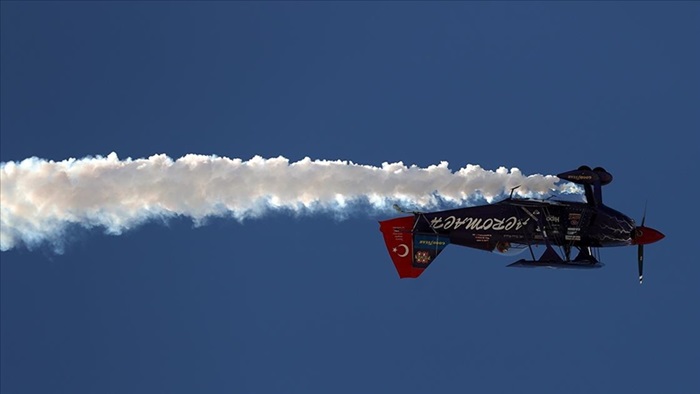 Yerli ve yabancı akrobasi pilotları Eskişehir'de gösteri uçuşu yaptı