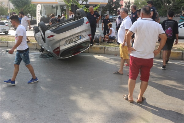 Adana'da otomobil ile motosikletin çarpışması sonucu 2 kişi yaralandı