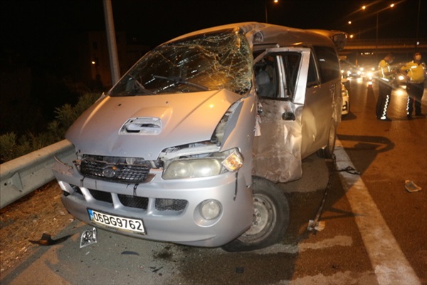 Adana'da otobanda üç aracın karıştığı trafik kazasında 9 kişi yaralandı