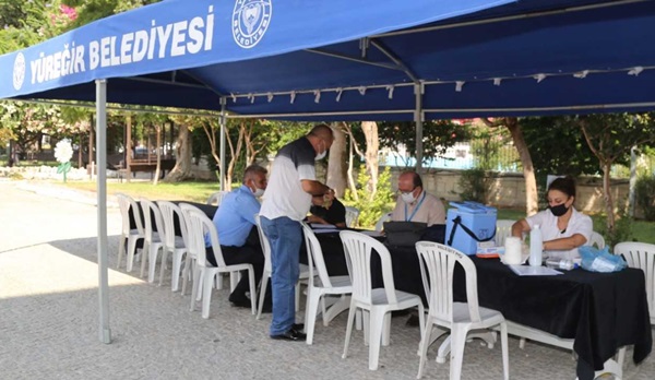 Adana'da belediyenin kurduğu aşı standı vatandaşların hizmetine sunuldu