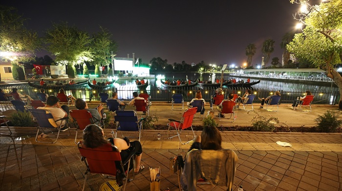 Adana'da, Seyhan Nehri üzerinde gondolda film izleme keyfi