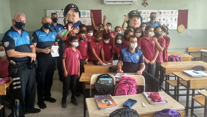 Adana'da polislerden okul kütüphanesine 500 kitap bağışı