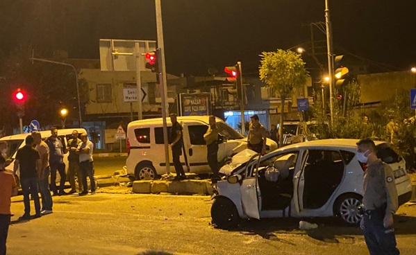 Adana'da meydana gelen trafik kazasında 2'si polis 5 kişi yaralandı