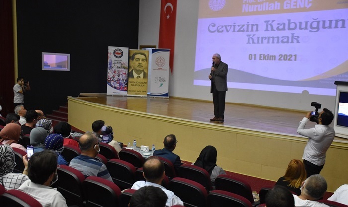 Şair ve yazar Nurullah Genç, Adana'da "Cevizin Kabuğunu Kırmak" başlıklı konferans verdi