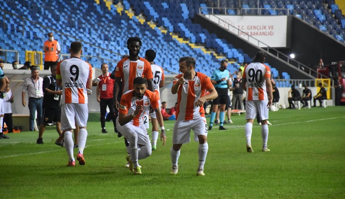 Yılport Samsunspor, sahasında Adanaspor'u 2-1 mağlup etti.