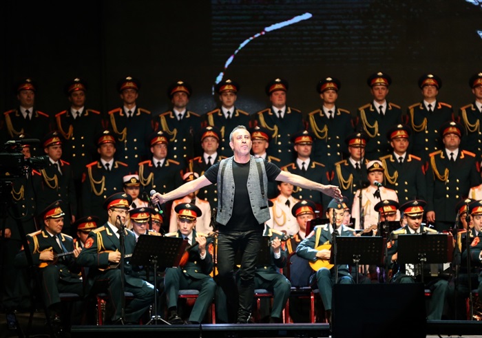 Rus Kızılordu Korosu ve Haluk Levent, Mersin'de konser verdi