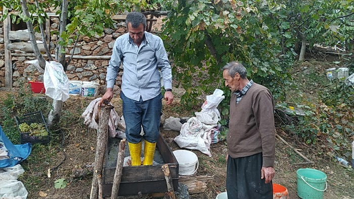 Feke'de üzüm pekmezi yapımı devam ediyor