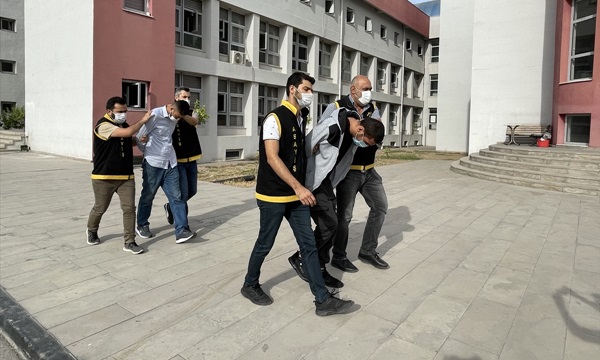 Adana'da kendilerini polis olarak tanıtan 2 şüpheli yakalandı