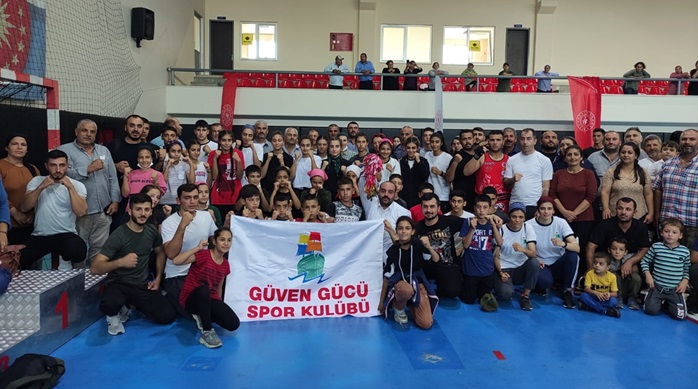 Muaythai turnuvasında şampiyon olan sporcular mahallelerinde davul zurnayla karşılandı