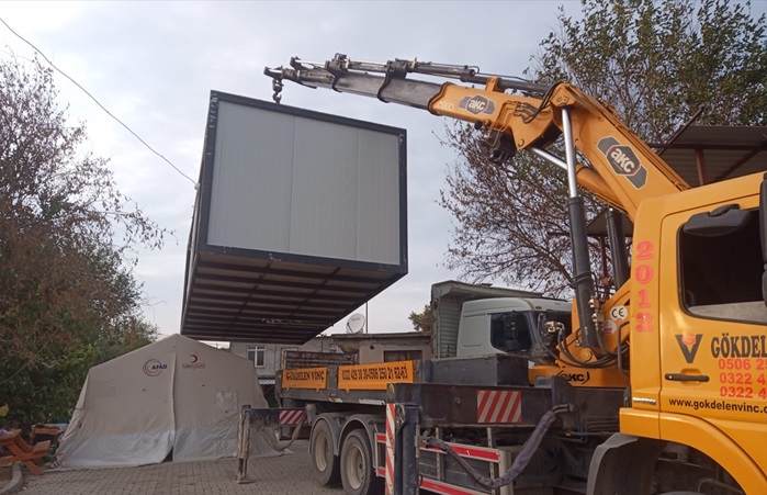 Aladağ'da orman yangınından etkilenen ailelere konteyner ev yardımı