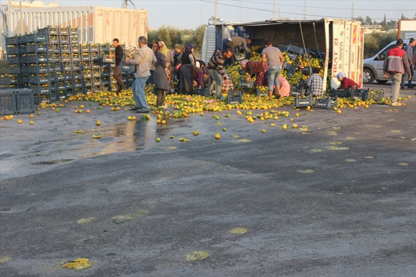 Adana'da iki kamyonun çarpışması sonucu 3 kişi yaralandı