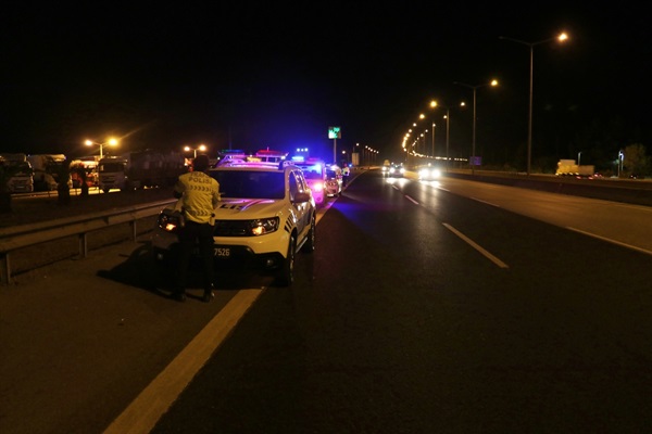 Adana'da polis, otobanda otomobilleriyle yarışmak isteyenlere engel oldu