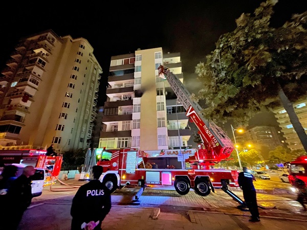 Adana'da oturduğu evi yakarak eşyaları balkondan atan genç gözaltına alındı