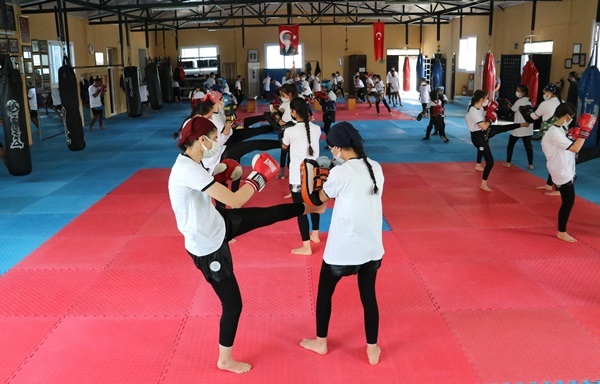 Muaythai sporuyla hayata tutunan çocuklardan muhteşem başarı