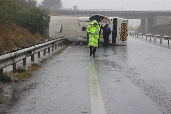 Adana'da devrilen servis midibüsündeki 8 kişi yaralandı