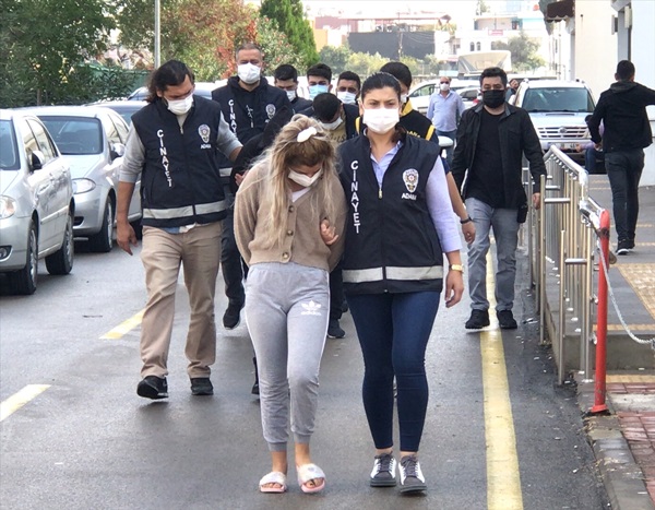 Adana'da ikinci kattaki daireden düşen kişi öldü