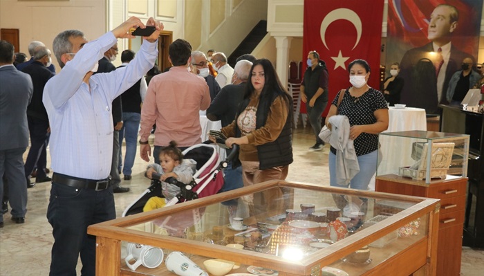 Adana'da "Bülent Ecevit Hatıra Eşyaları" sergisi açıldı