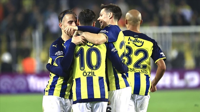 Fenerbahçe 1 puanı son saniyede kurtardı