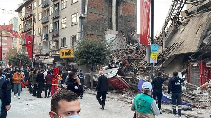 Malatya'da çöken binadan 8 kişi yaralı olarak kurtarıldı