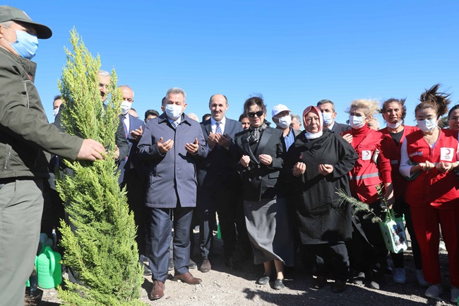 Çukurova Üniversitesinde de fidan dikme etkinliği düzenlendi.