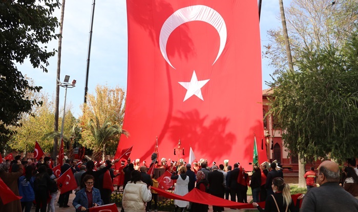 Pozantı'da bisiklet sporcuları, teslim aldıkları Türk bayrağıyla yola çıktı