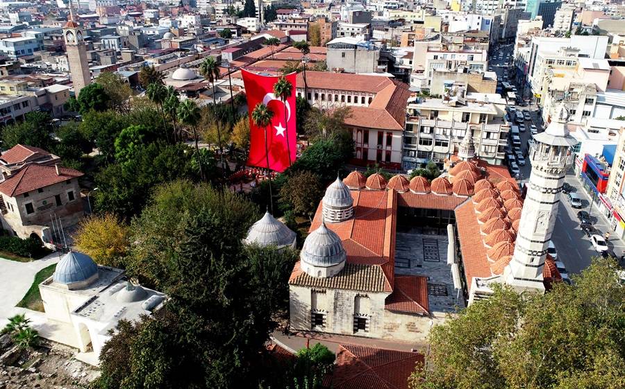 Türkiye’nin ilk en büyük Türk bayrağı Adana'da yeniden asıldı