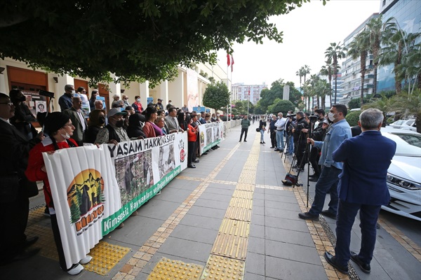 Adana'da hayvanseverlerden Büyükşehir Belediyesine protesto