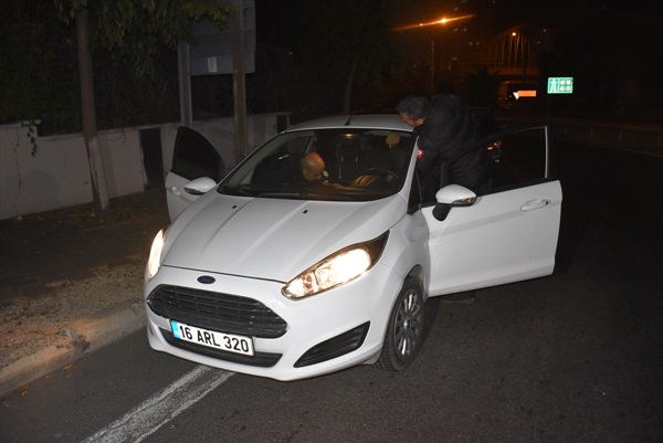 Adana’da otomobille polisten kaçmaya çalışan 3 şüpheli kovalamacayla yakalandı