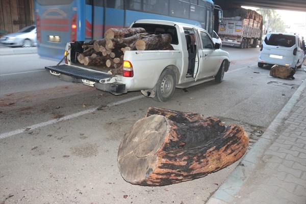 Adana'da bir kamyondan yola düşen odunlar 3 otomobile zarar verdi