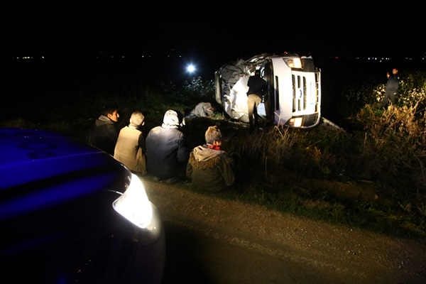 Adana'da düzensiz göçmenleri taşıyan minibüs polisten kaçarken tarlaya devrildi