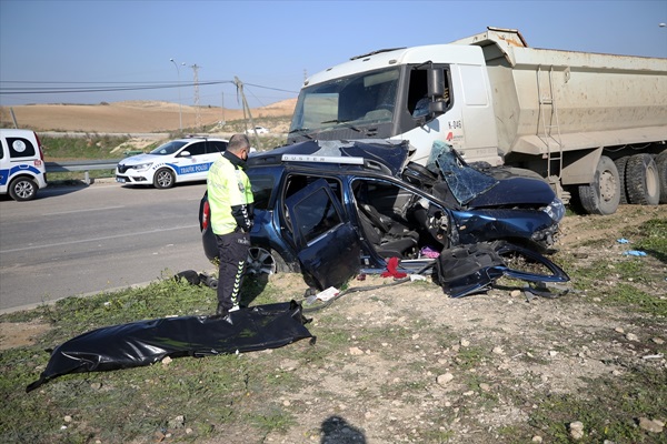 Adana'da kamyonla çarpışan cipteki 2 kişi hayatını kaybetti