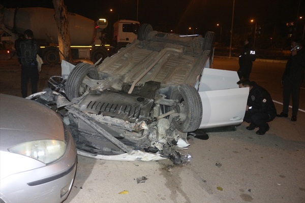 Adana'da uyarı levhasına çarpıp ters dönen otomobildeki 2 kişi yaralandı