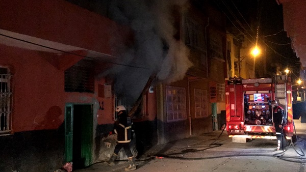 Adana'da evde patlamanın ardından çıkan yangın söndürüldü