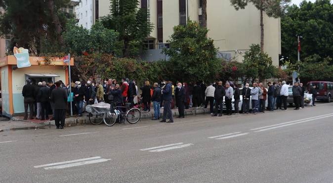 Adana’da 1 liralık ekmek kuyruğu