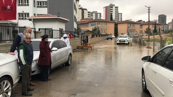 Adana'da öğrenciler yağmur suyunun girişini kapattığı okula duvarı aşarak girdi